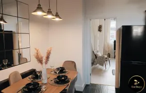 Bee Stays - Pickmere House - Image 4
