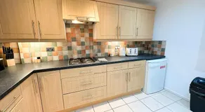 Spacious Luton Airport Accommodation - Perfect for Contractors, Families, Tourists & Long Stays - Image 2