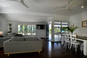 Ohana - Beachfront Holiday House - Image 4