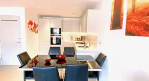 New Large 4 Bedroom & 3 Bathroom Flat near Angel Station in Zone 1 London for Max 13 Guests - Image 2
