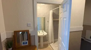 Runcorn Jubilee Guest House - Image 5