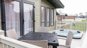 The White Rose Lodge with Hot Tub - Image 3