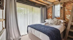 2-Bed Barn Escape, Private Drive and Gardens - By Tempstay - Image 2