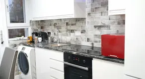 Glasgow Comfortable and Modern 3 Bedroom Mid Terraced Villa - Image 3