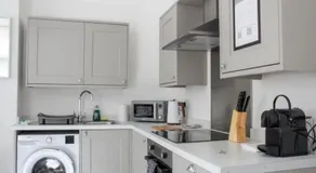 Modern & Bright 1 Bedroom Apartment in Holywell - Image 3