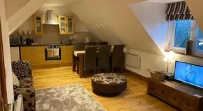 Studio Apartment with parking and 15 to 20 min walk to beach and town - Image 2