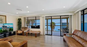 Toukley Waterfront House - Image 4