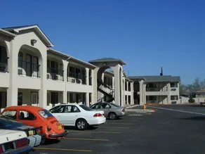 American Inn & Suites - Image 3