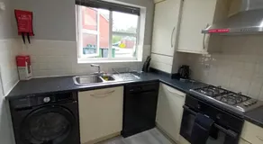 2 Bed House - Sleeps 6 - Parking - Wifi - Image 3