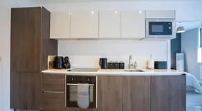 Luxury 1-Bed Flat - Free Parking - Image 4