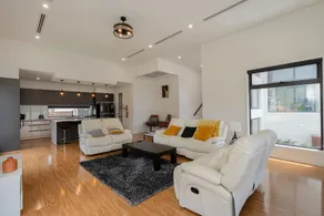 Spacious 5-Bed Family Home in Giralang - Image 2