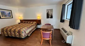 Pine Cone Motel - Image 3