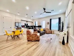Centrally located cozy getaway near downtown - Image 5