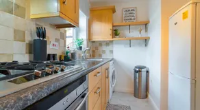 Trendy Central Apartment with Free Parking - Perfect for Contractors and Families - Image 5
