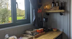 Rusty Duck Retreat Shepherds Hut - Image 3