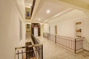 OYO Queen's Castle Near Sandhya Digital 4k Theatre - Image 5