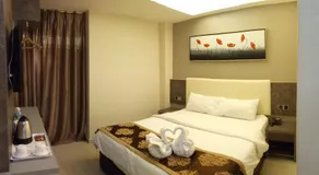 Golden Leaves Hotel - Image 2