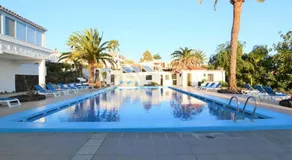 Bungalow con piscina comunitaria y terraza privada - Image 3