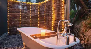 Luxury Glamping Cabin with Outdoor Bath on Cornish Meadow - Image 4