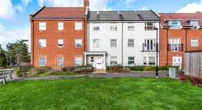 Wokingham Stylish Two Bedroom Apartment - Image 3