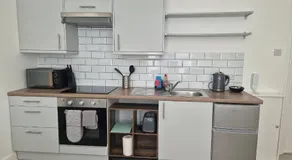 Modern Studio in Fratton, Portsmouth - Contractors Welcome #1 - Image 3