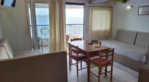 Logan's Beach Hotel - Image 2