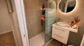 K9 Love Room - Jacuzzi Privatif & Miroir au plafond - Image 3