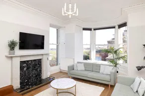 Detached House with Sea Views & Parking - Image 2