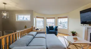 Bright 3BR Upper Suit, 23 min to Jasper NP - Image 2