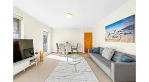 Stylish 2-Bedroom Apt with Balcony & Free Parking - Image 2