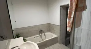 Schöne Zimmer mit gemeinsamer Nutzung von Bad, Toilette und Küche - Image 2