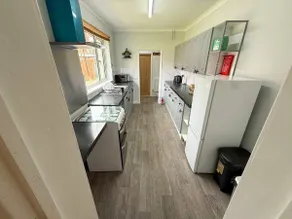 Zen-Inspired Flat - Easy Access to Central Reading - Image 3