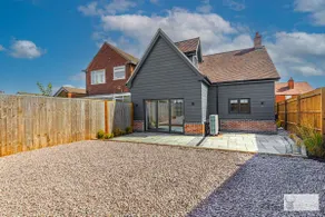 Elegant 5-Bed House with ample parking - Image 3