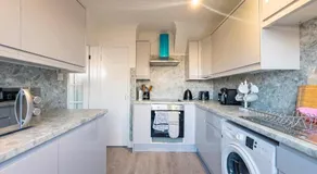 House - sleeps 7 private garden & parking - Image 2