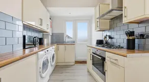 Central Apartment - 16 Mins to London - Image 5