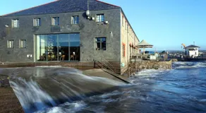 COASTAL RETREAT Town Centre Entire Property, Very Close to Sea & Restaurants, 2 King Size Beds - Image 3