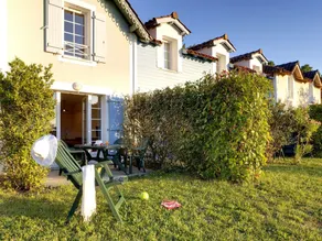 Situated in a landscaped park of a little less than .... - Image 5