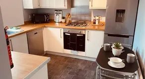 Comfy House with Parking for Multiple Vehicles - Image 3