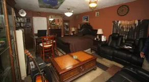 Beautiful large bedroom - Image 2
