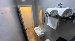 Suítes Modernas com Ar-Condicionado e Estacionamento - Image 4