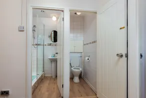 QUEENSLAND HOUSE - DELUXE GUEST ROOM - Image 4