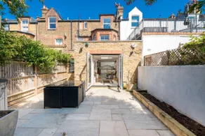 JOIVY Elegant London Stay - 2BR with Garden in Battersea - Image 4