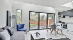 Spacious, Modern 2 bed Apartment with ensuites - Image 5