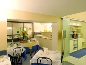 Hotel Holiday- Alla Finestrella - Image 3