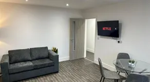 Cosy Long Eaton Flat Perfect for All Stays - Image 2