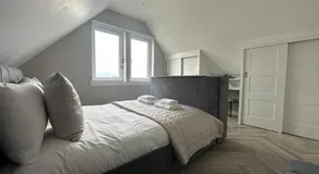 Luxury Waterfront Retreat for Groups - Image 2