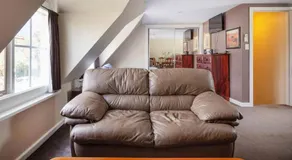 Upstairs Studio Apartment with street access - Image 2