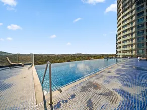 Light-Filled 1-Bed Apartment with Pool  Gym - Image 4