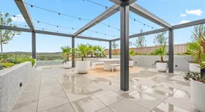 Modern 1 & 2 Bedroom Apartment with Parking, Easy Walk to Tram - Image 5