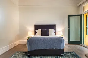 Apartamento soleado con estacionamiento privado - Image 2